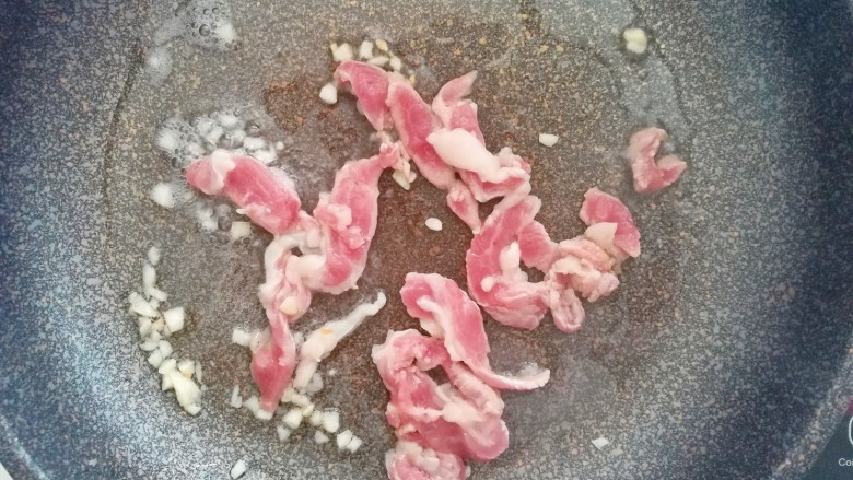 Stir-fried pork with garlic and bamboo shoots