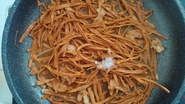 Stir-fried pork with garlic and bamboo shoots