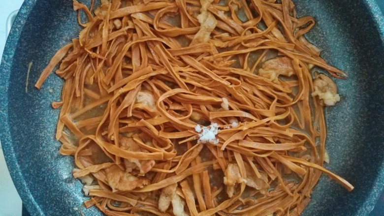 Stir-fried pork with garlic and bamboo shoots