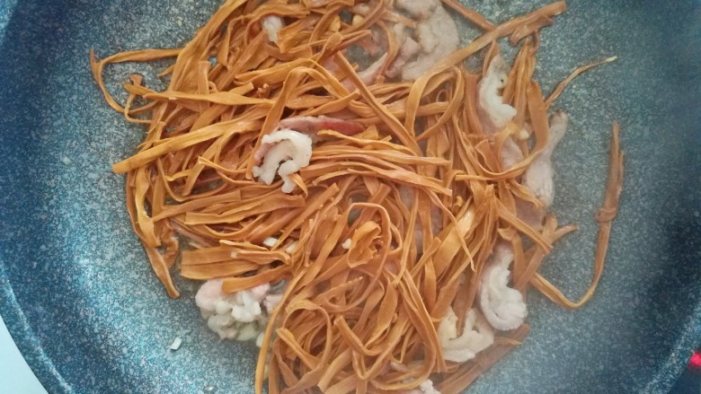 Stir-fried pork with garlic and bamboo shoots