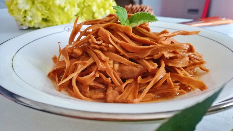 Stir-fried pork with garlic and bamboo shoots