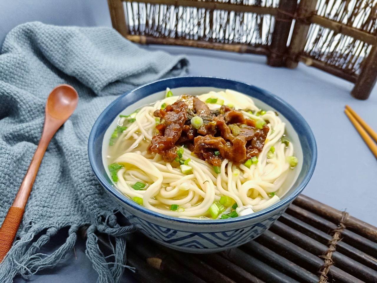 Sour and appetizing "Sauerkraut and Shredded Pork Noodles"