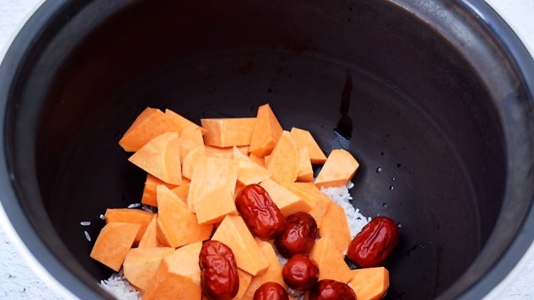 Sweet potato and red date porridge