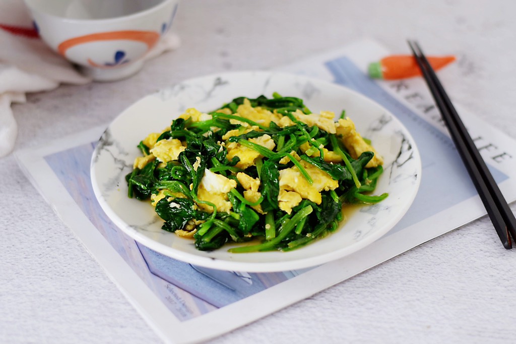 Stir-fried spinach with eggs