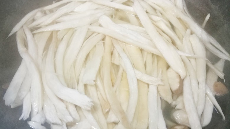 Low-fat and low-calorie shredded king oyster mushrooms