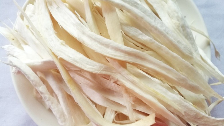 Low-fat and low-calorie shredded king oyster mushrooms