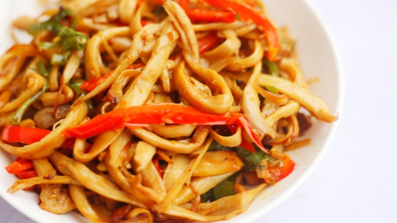 Low-fat and low-calorie shredded king oyster mushrooms