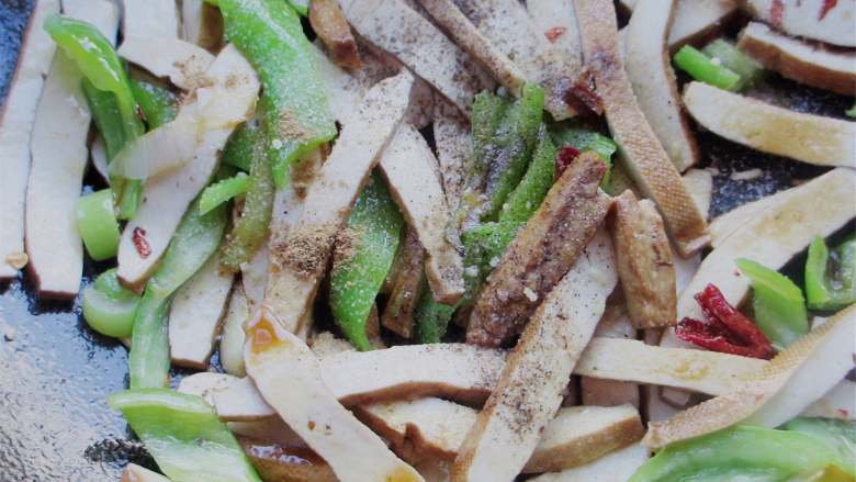 Fried dried beans with green pepper