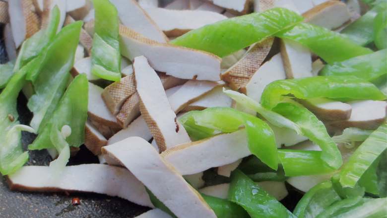 Fried dried beans with green pepper