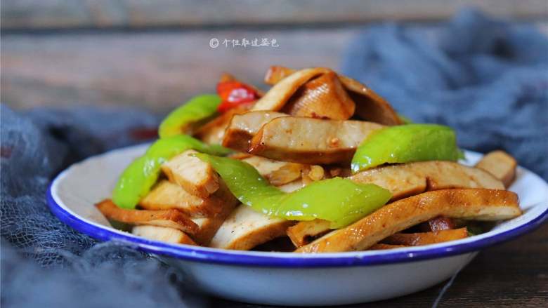 Fried dried beans with green pepper