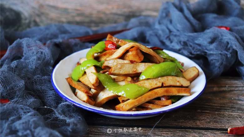 Fried dried beans with green pepper