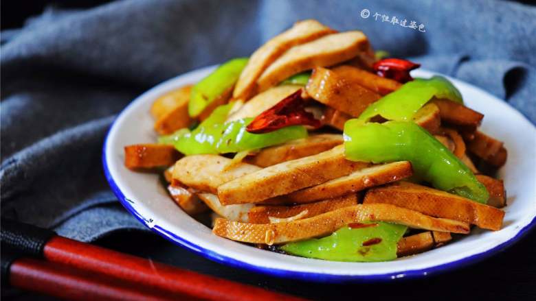 Fried dried beans with green pepper