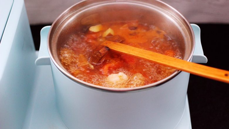 Shrimp, tomato and dried bean soup