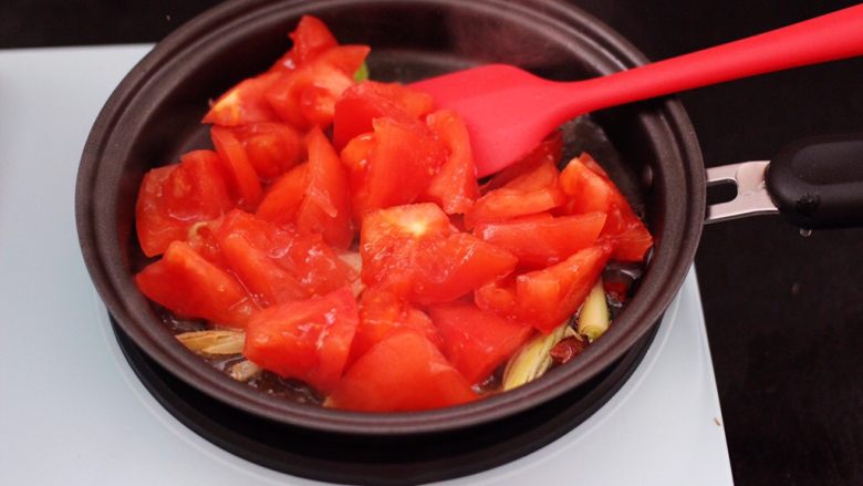 Shrimp, tomato and dried bean soup