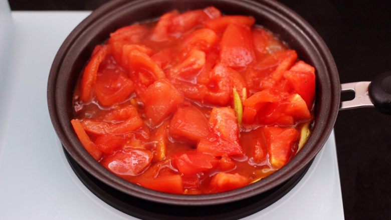 Shrimp, tomato and dried bean soup