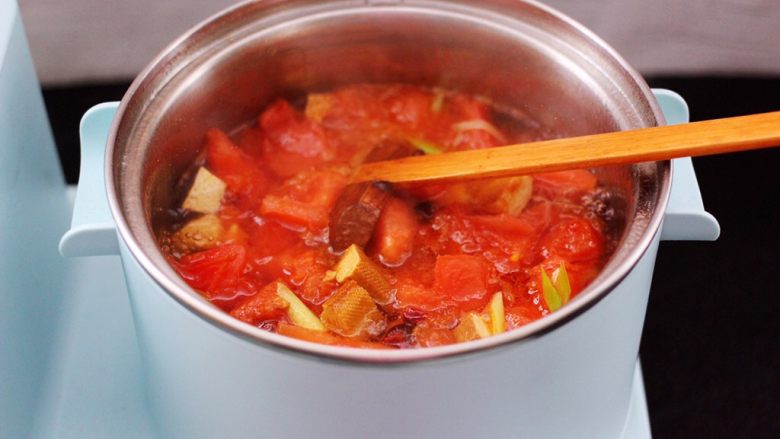 Shrimp, tomato and dried bean soup