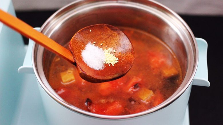 Shrimp, tomato and dried bean soup