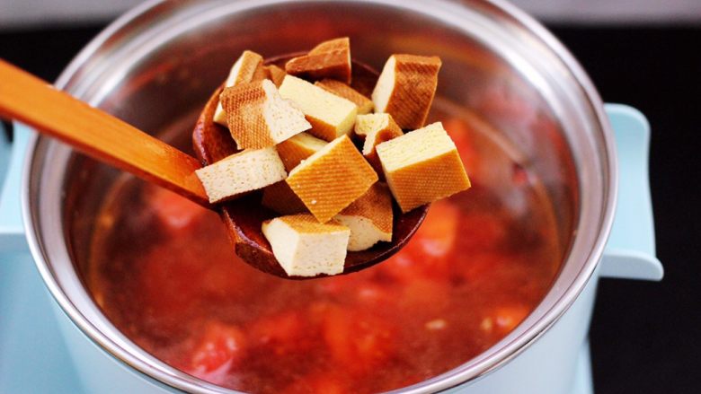 Shrimp, tomato and dried bean soup