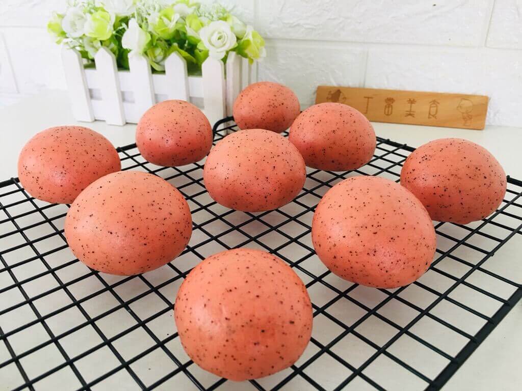 Dragon fruit steamed buns