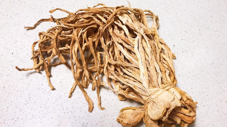 Dried radish with oil