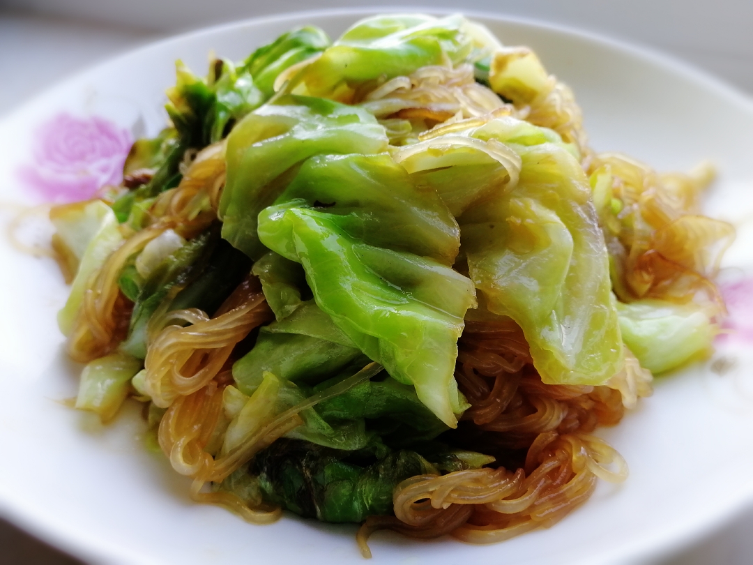 Fried vermicelli with cabbage