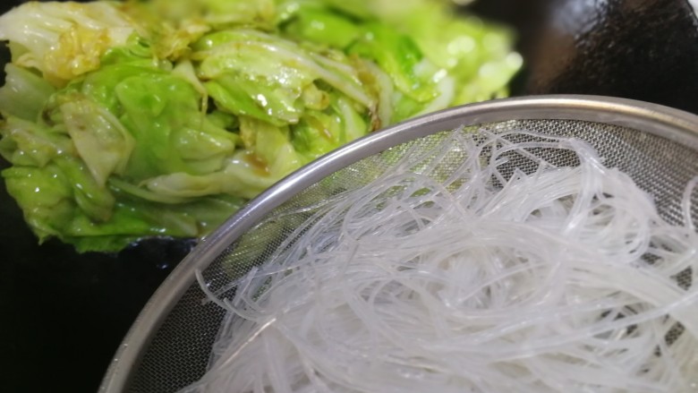 Stir-fried vermicelli with cabbage