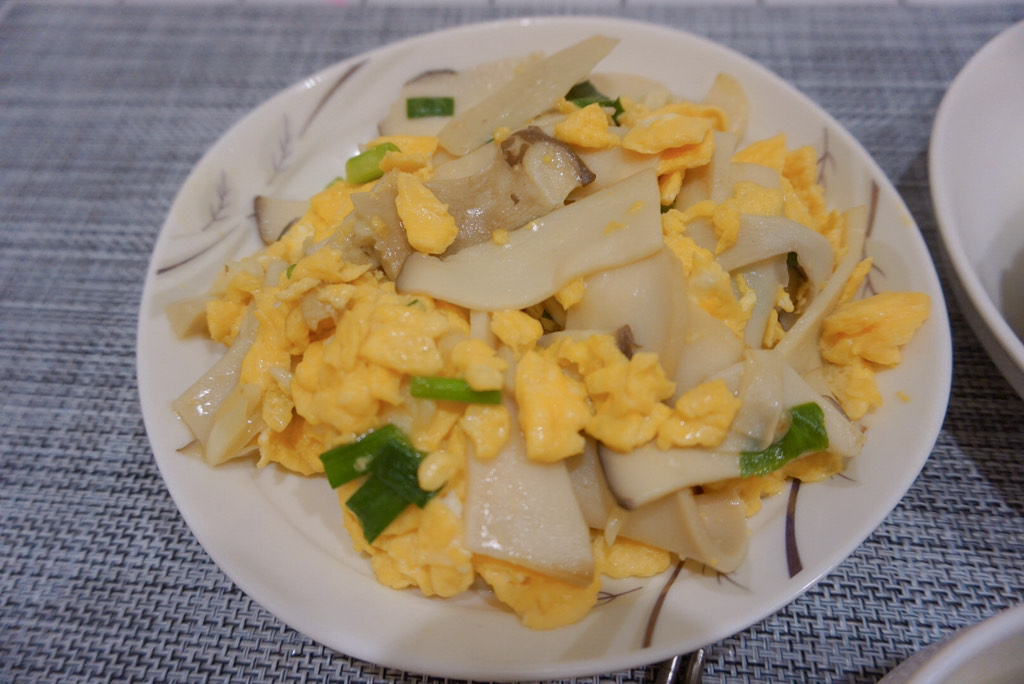 Scrambled eggs with king oyster mushrooms