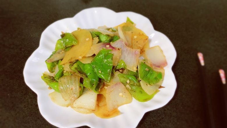 Potato slices with hot pepper