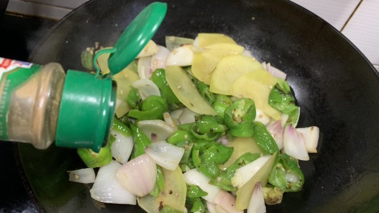 Potato slices with hot pepper