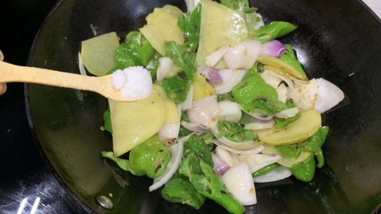 Potato slices with hot pepper