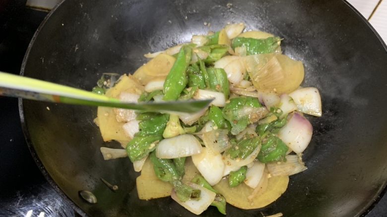 Potato slices with hot pepper