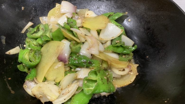 Potato slices with hot pepper