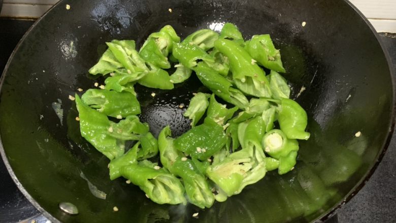 Potato slices with hot pepper