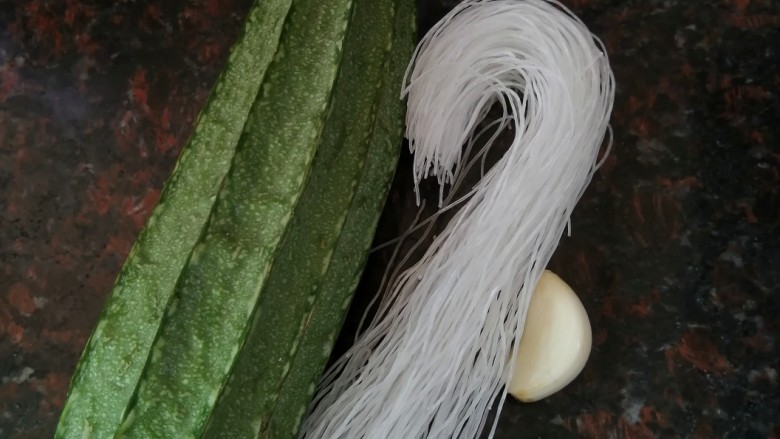 Steamed loofah with garlic vermicelli