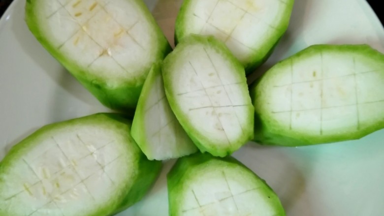 Steamed loofah with garlic vermicelli