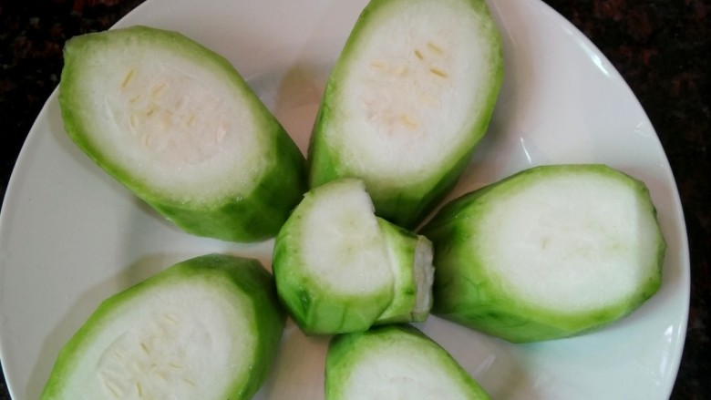 Steamed loofah with garlic vermicelli