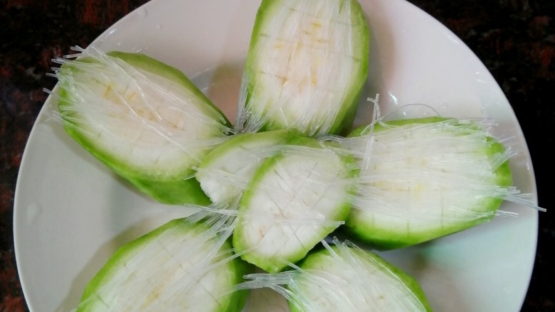 Steamed loofah with garlic vermicelli