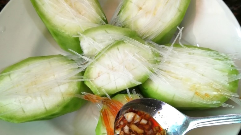 Steamed loofah with garlic vermicelli