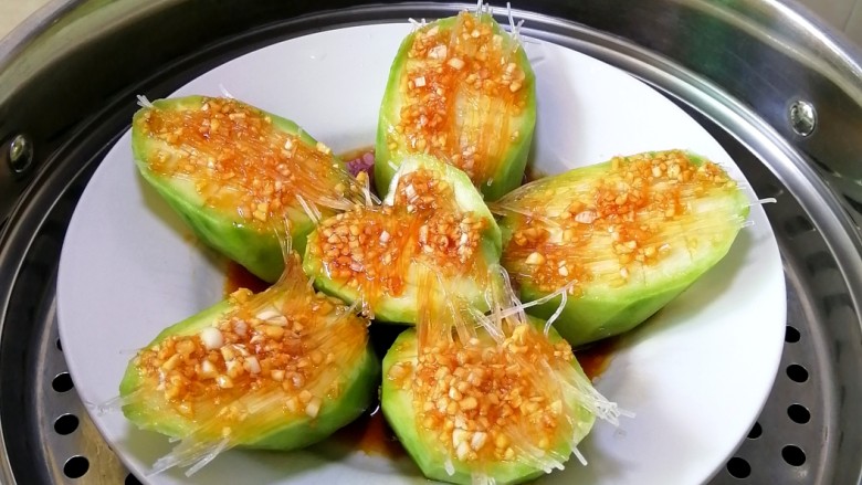 Steamed loofah with garlic vermicelli