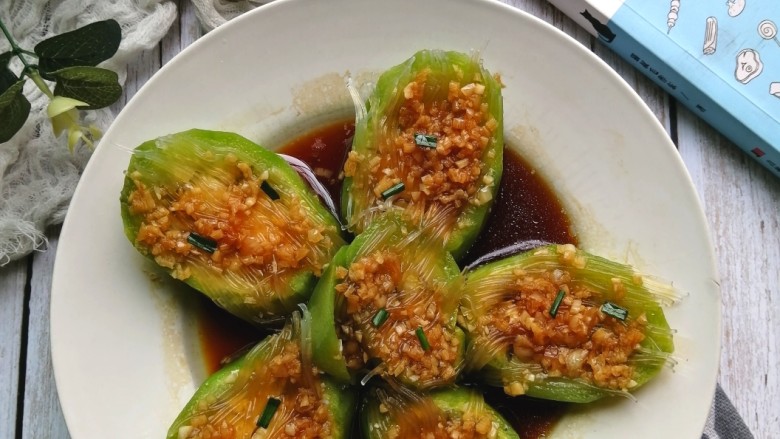 Steamed loofah with garlic vermicelli