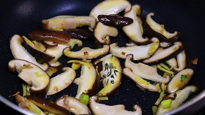 Vegetarian Stir-fried Mushrooms and Broccoli