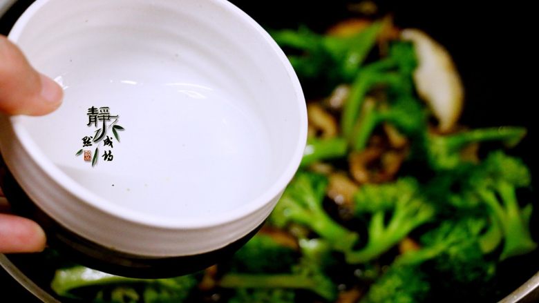 Vegetarian Stir-fried Mushrooms and Broccoli