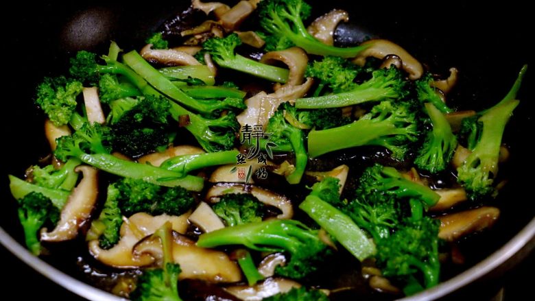 Vegetarian Stir-fried Mushrooms and Broccoli