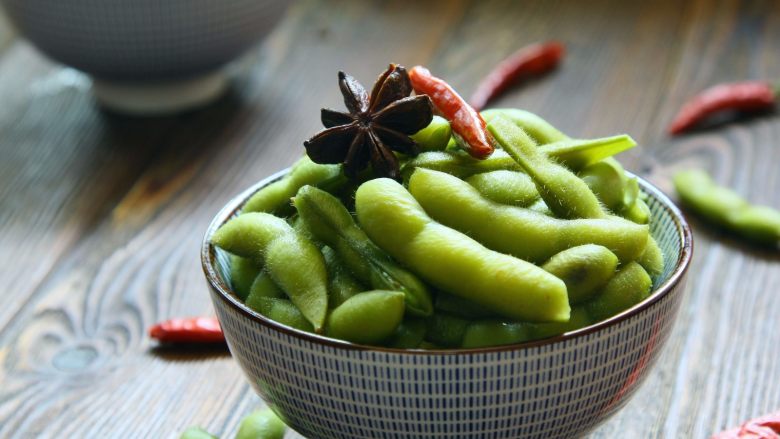 Spicy salted edamame