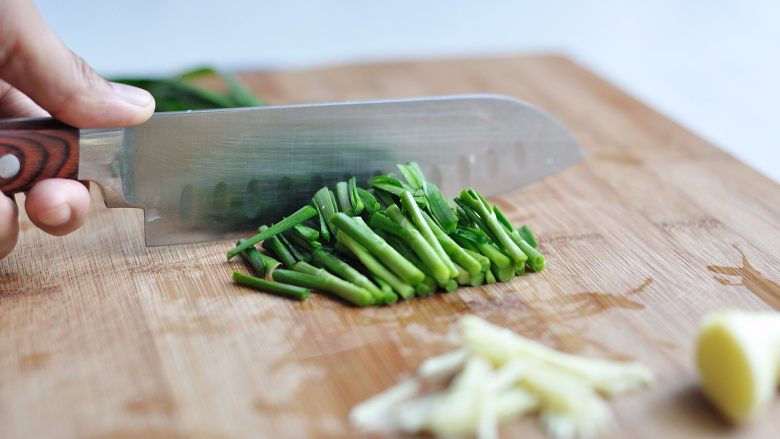 Stir-fried razor clams with leeks