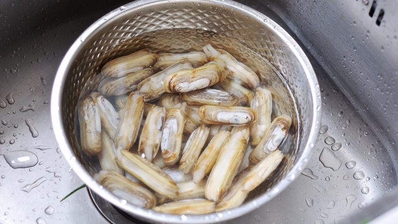 Stir-fried razor clams with leeks