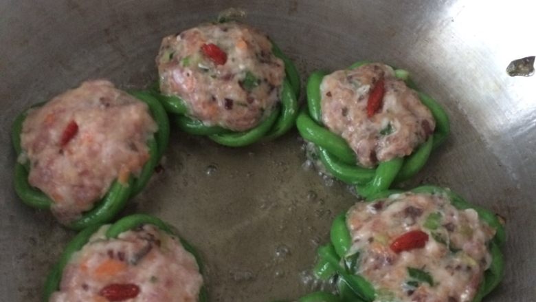 Potatoes and minced meat stuffed with beans