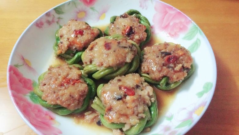 Potatoes and minced meat stuffed with beans