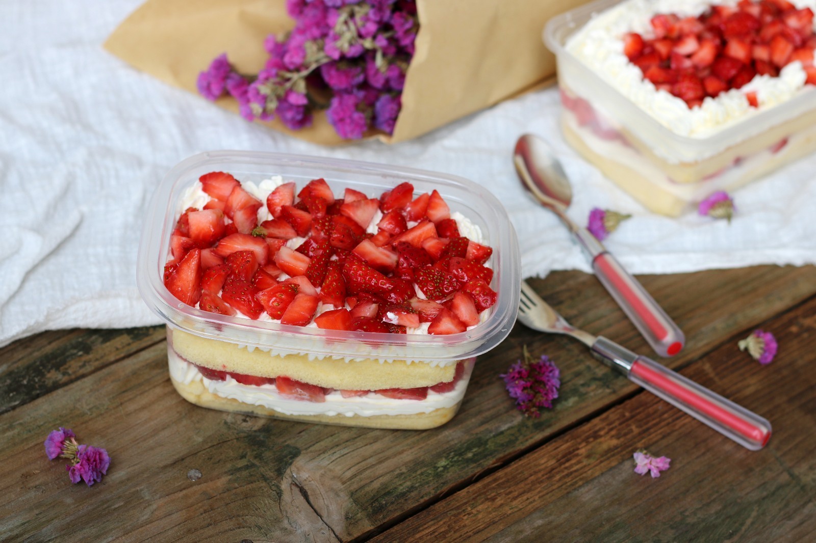 Strawberry cake box