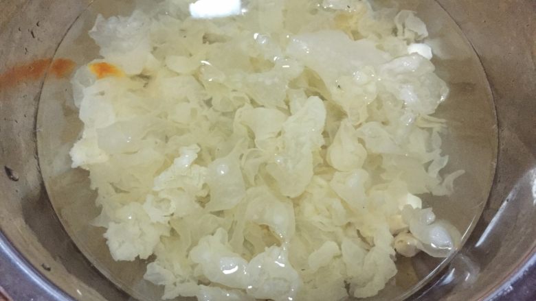 Tremella, Lily and Wolfberry Soup that strengthens the heart, nourishes Qi and nourishes beauty